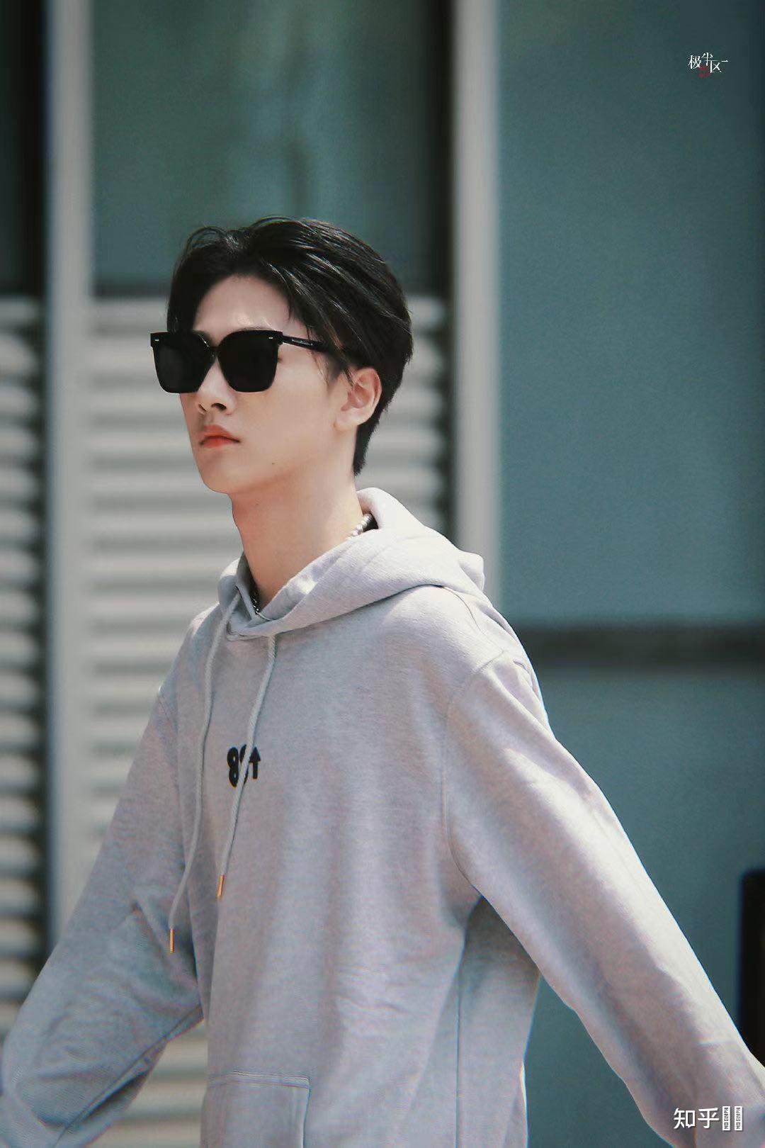 如何看待胡烨韬短发