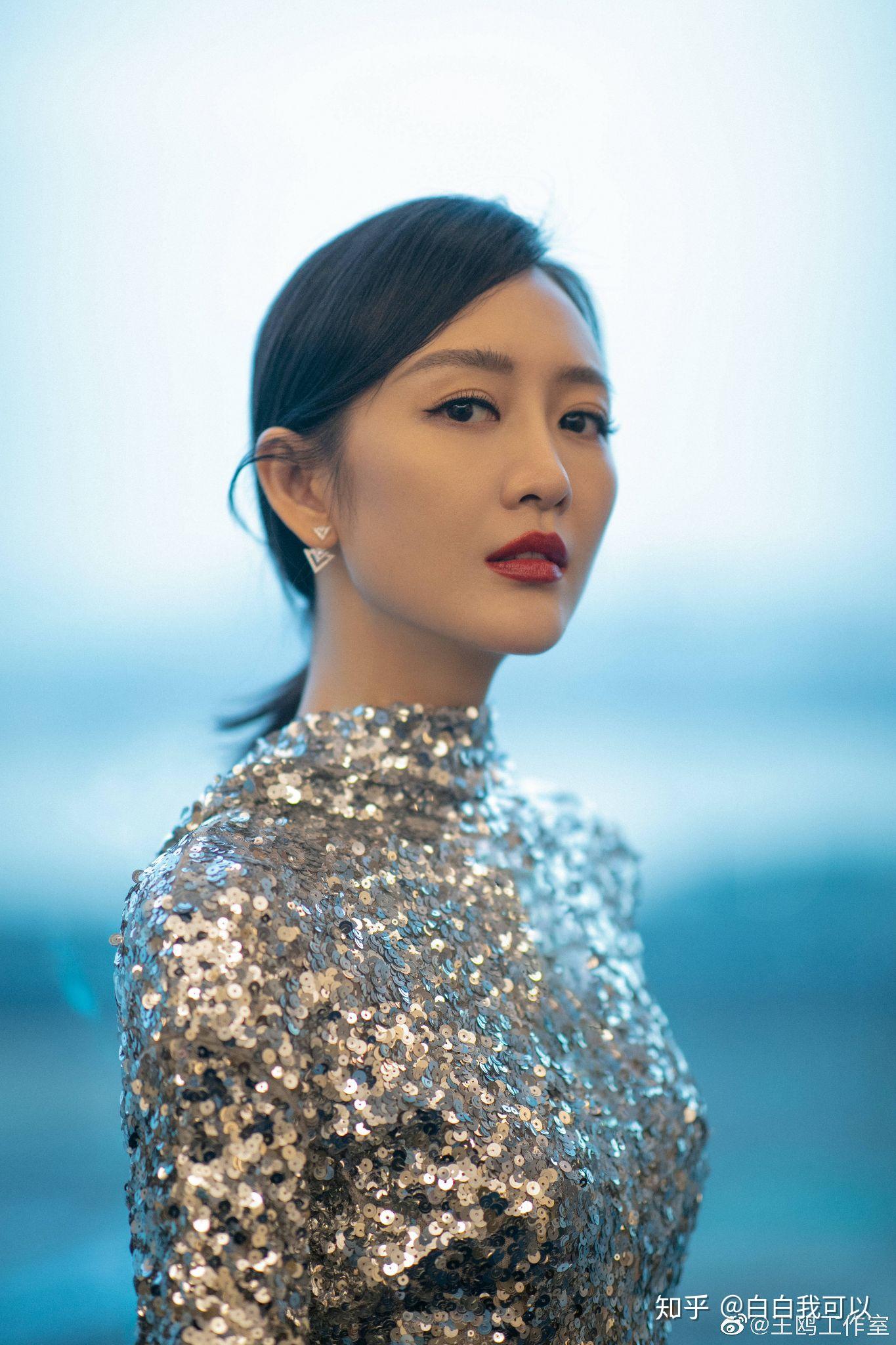 大家有存的让你觉得惊艳的女明星礼服图吗