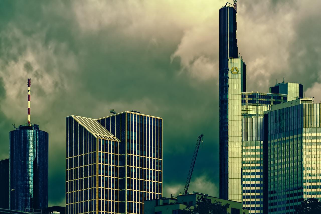 2. 监督现场施工