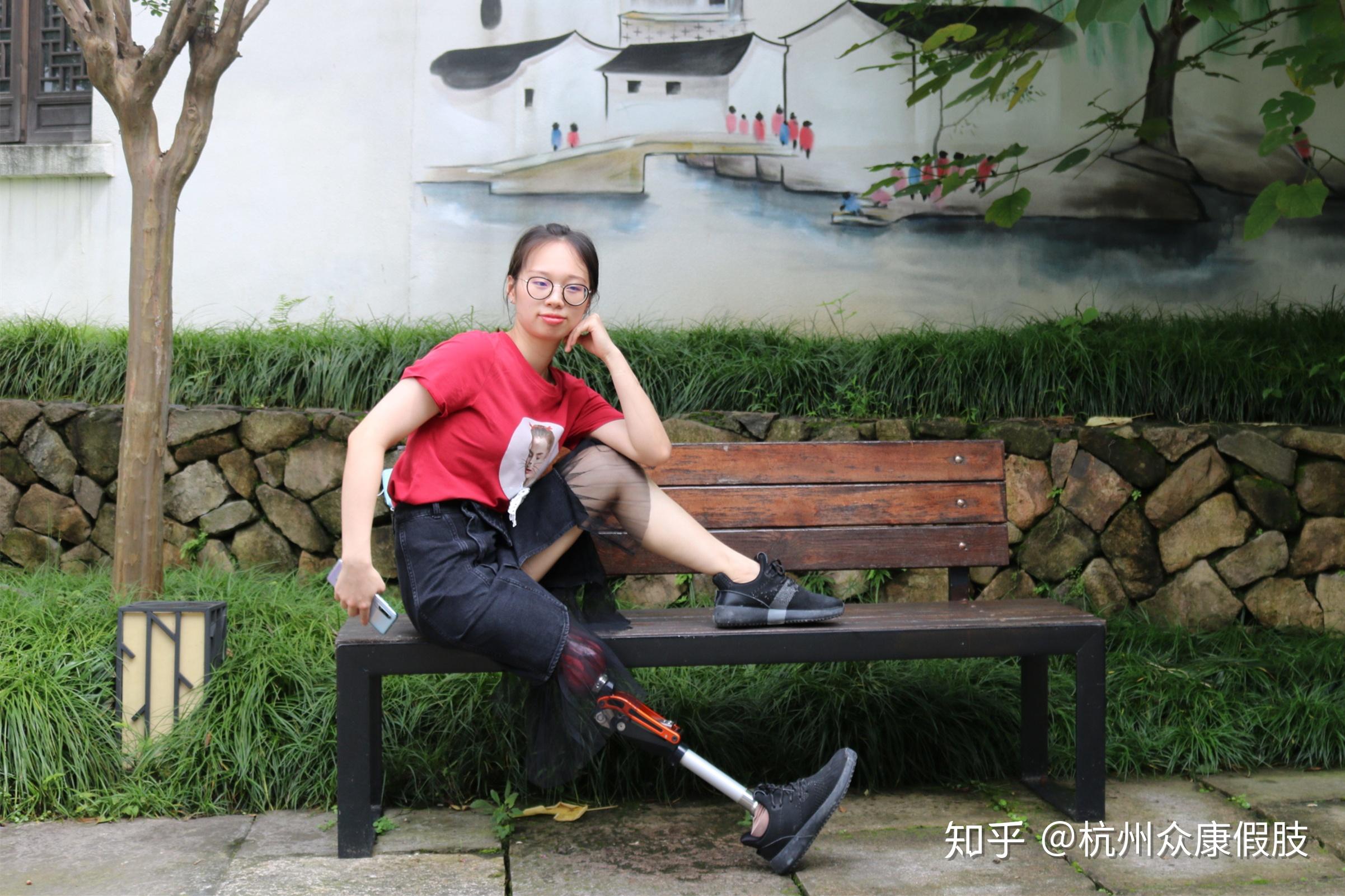 朋友因车祸,右腿髋离断,感觉她特别悲观,我怕她一个人的时候想不开,我