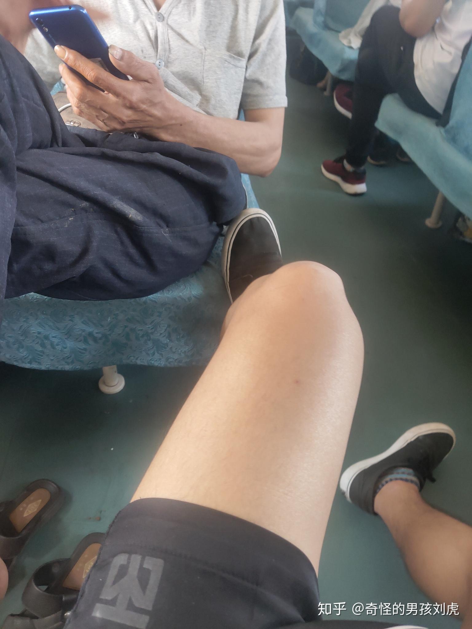 怎么看待在火车上脱鞋的人?