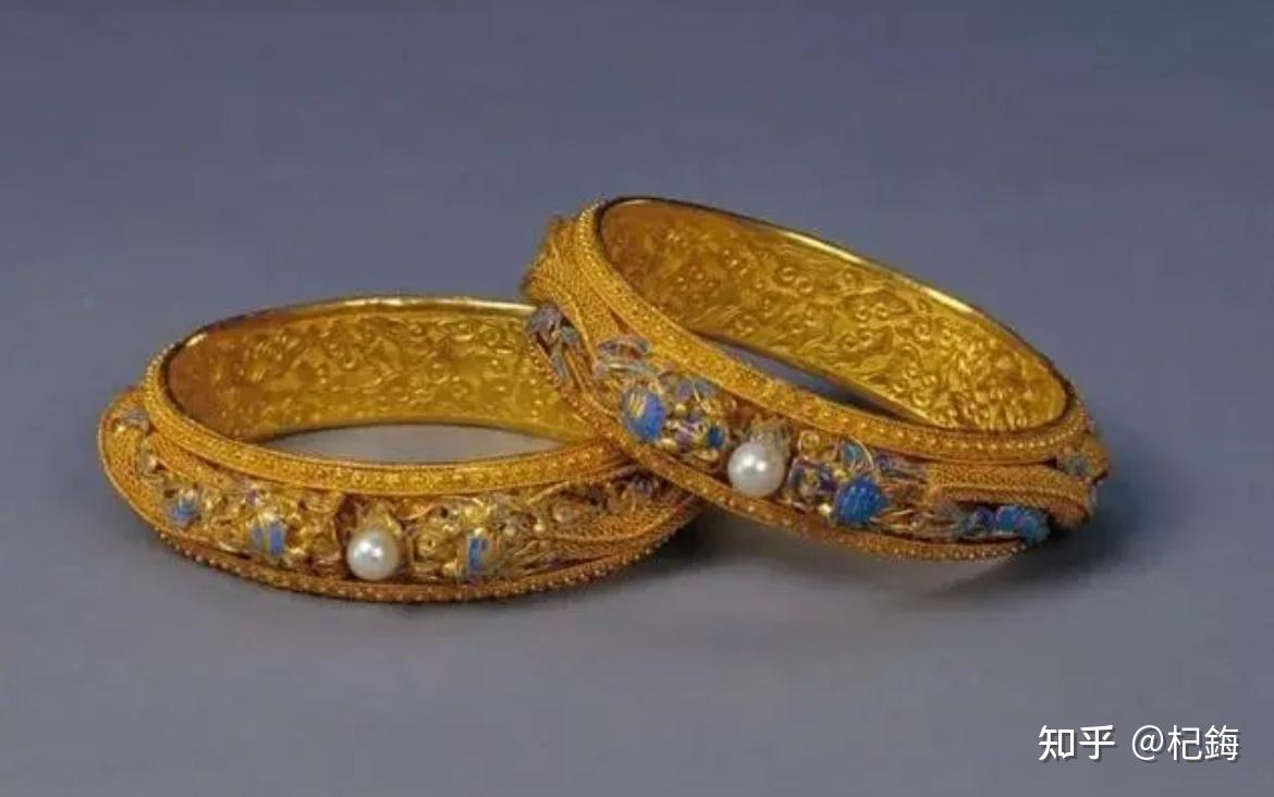 《红楼梦》中平儿的虾须镯是什么样子的?