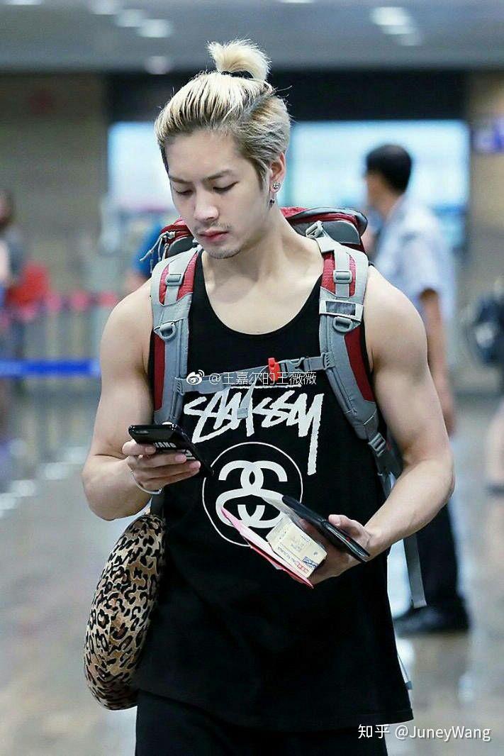 如何评价王嘉尔的身材? - 知乎