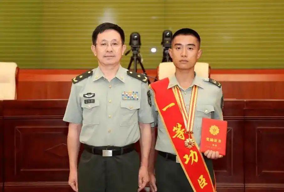 回顾一等功臣王亮:两分钟三次冲入急流,冒死救出一家四口 - 知乎