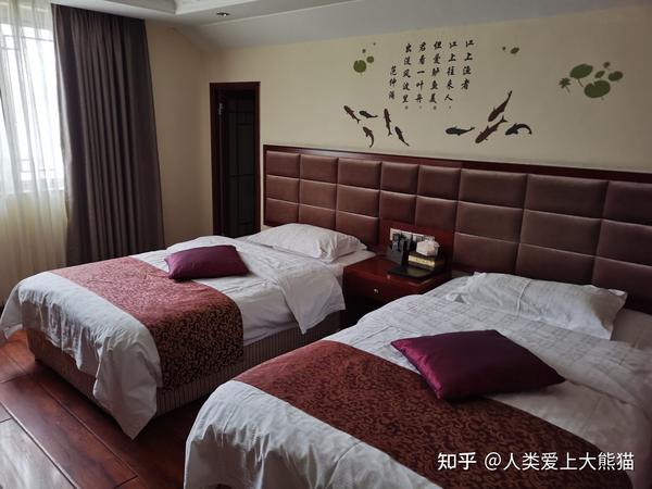想住在峨眉山山中间雷洞坪或者洗象池的位置,需要提前订吗,大概多少钱