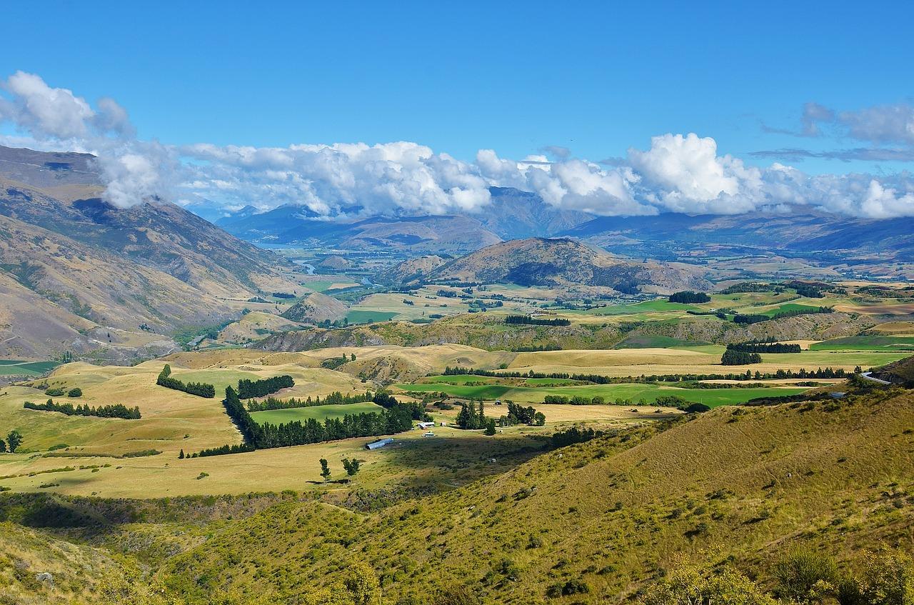日落余晖染云彩