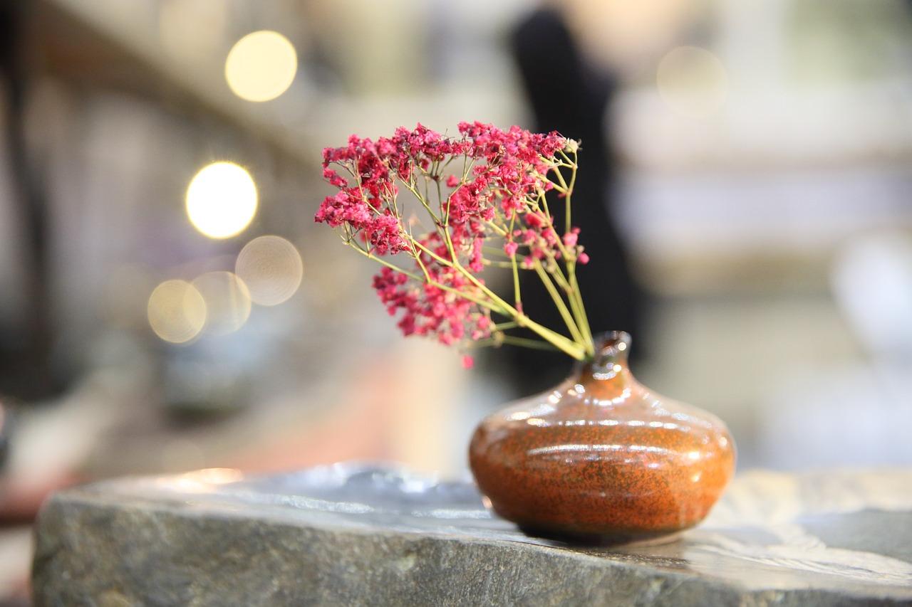 3. 花器选择与搭配