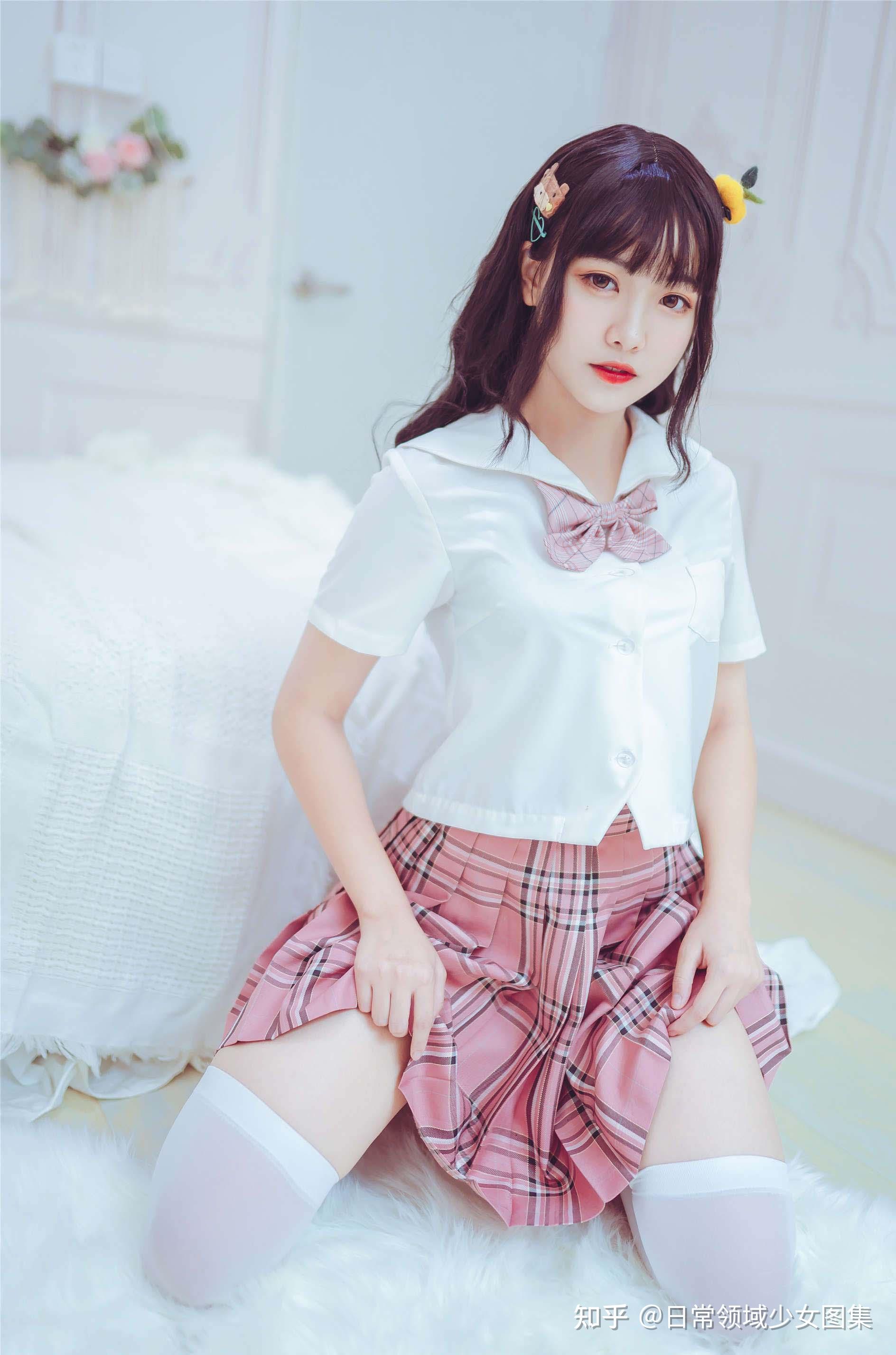 穿jk制服应该配长筒袜还是过膝袜?