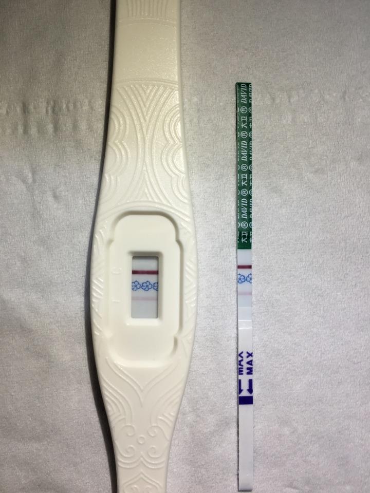 月经推迟七天,晨尿验孕棒测是两条线一深一浅,医院验血hcg