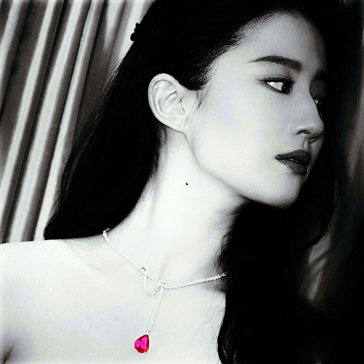 求刘亦菲的刘海侧脸的黑白照