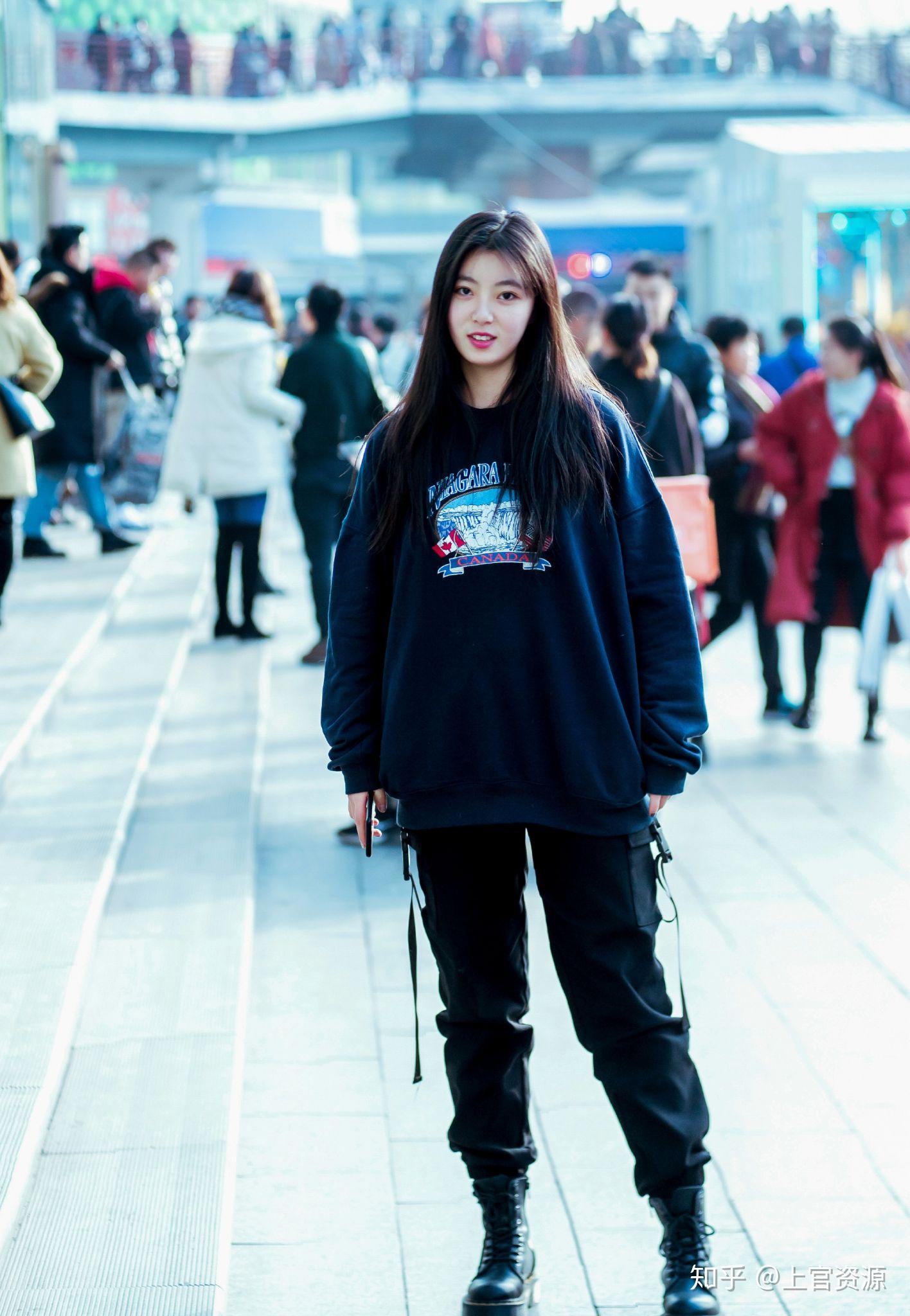 黑色工装裤在秋冬季节适合搭配什么上衣? - 知乎