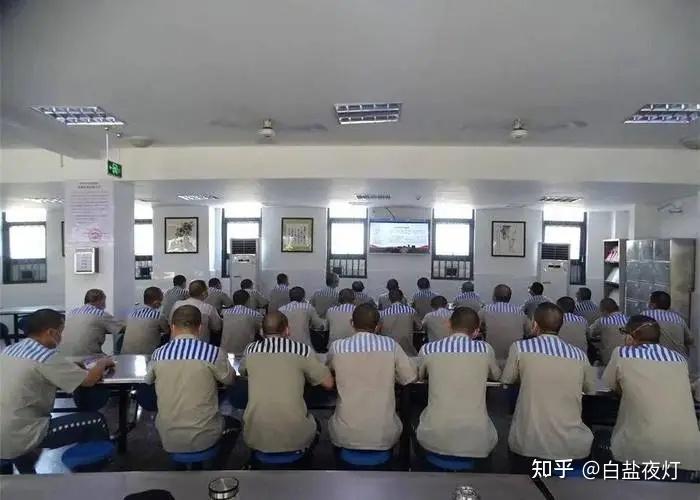 离开看守所的第一天,晚上6点,在监狱问完7个问题,2小时后,住进16人间监舍 - 知乎