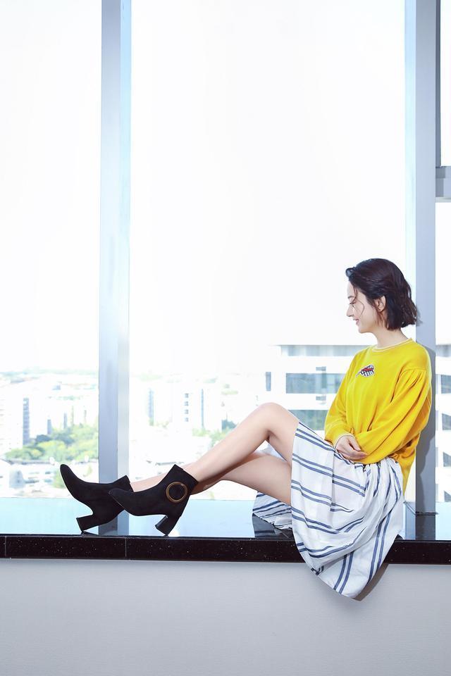 赵丽颖衣品太无敌牛仔短裙配过膝长靴真是肤白貌美大长腿啊