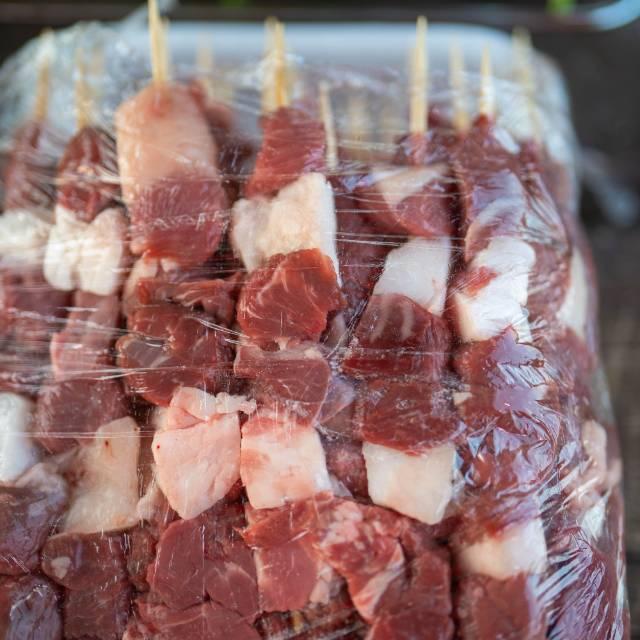 市场上的假羊肉串是用什么冒充的？