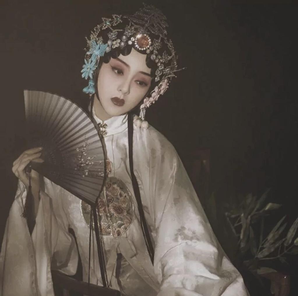 有类似于这样戏子头像吗