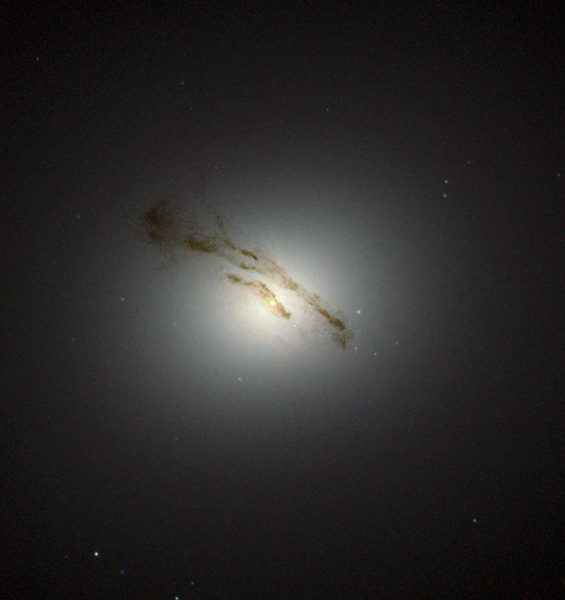 梅西耶天体 m84,m85 是透镜状星系,那它们是凸透镜?还是凹透镜呢?