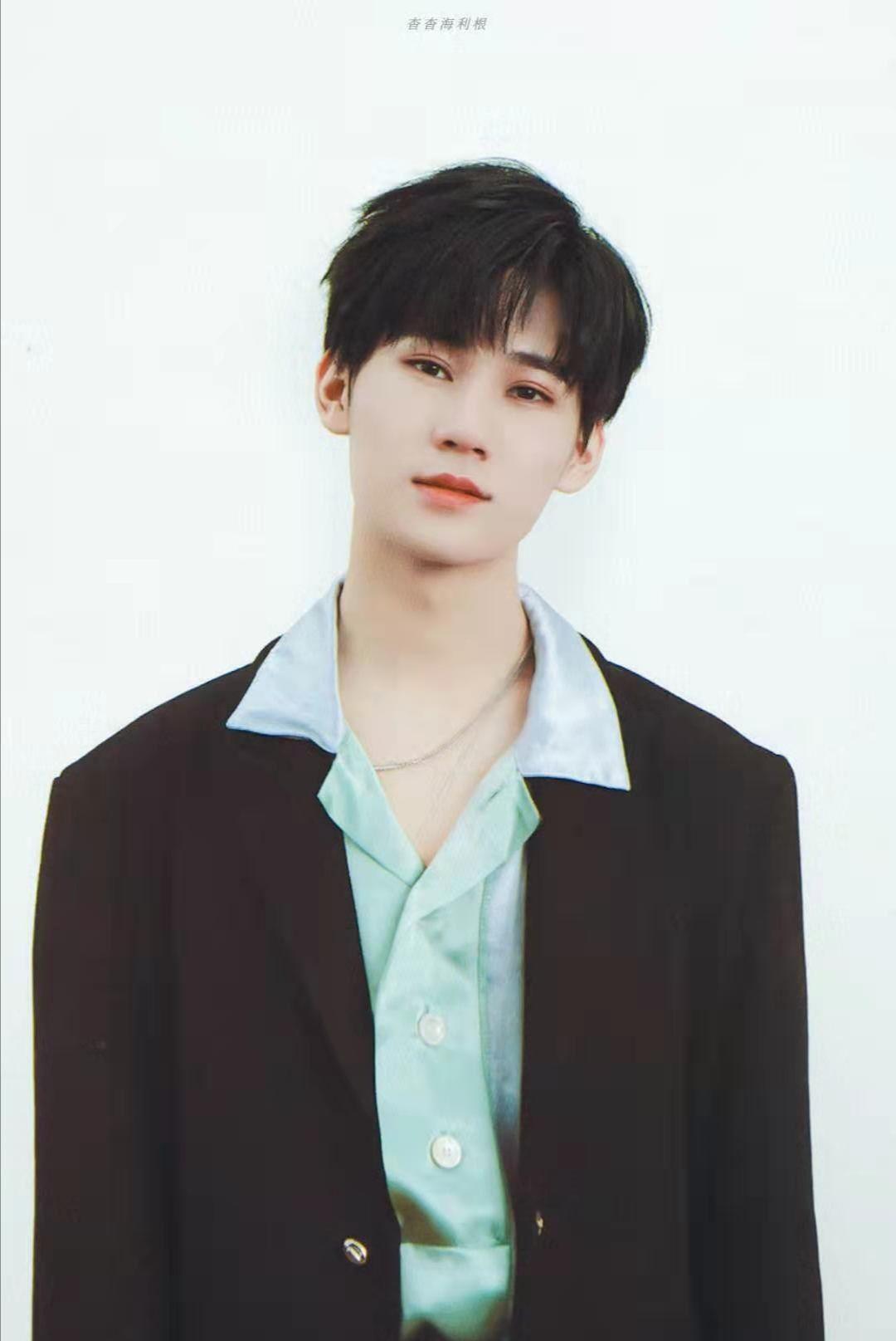 姊妹们谁能给我tnt的照片不带水印的那种啊