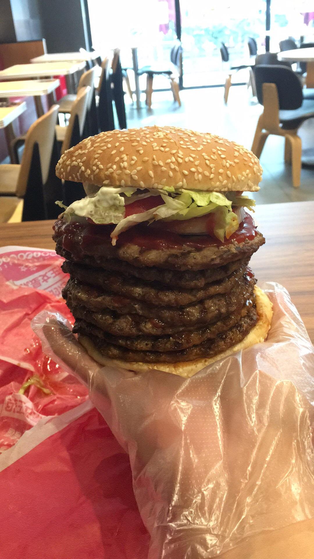 一个人吃掉汉堡王七层纪念版皇堡是什么体验