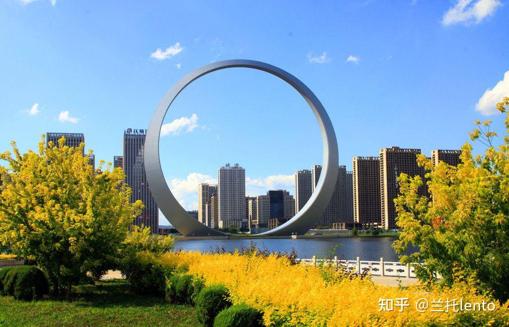 就一个长的向天上延展的半圆建筑,人可以往上冲,很光滑.