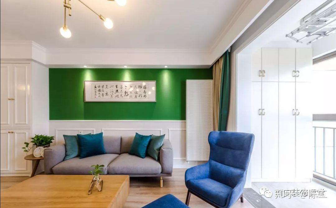 客厅沙发背景局部墨绿色与白色的强烈对比,视觉层次感极强,同时榆能