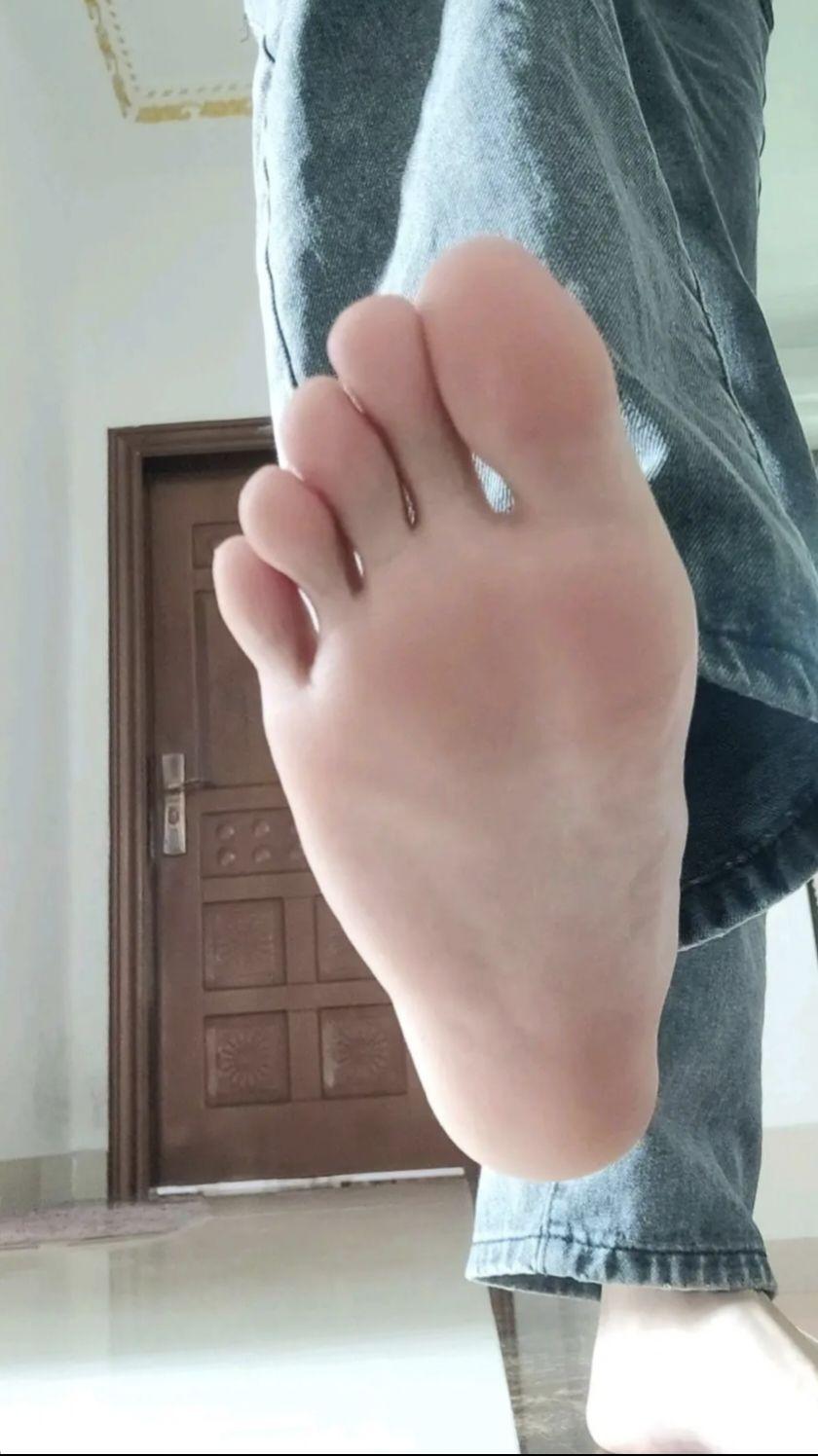 男孩脚底照片有什么问题吗