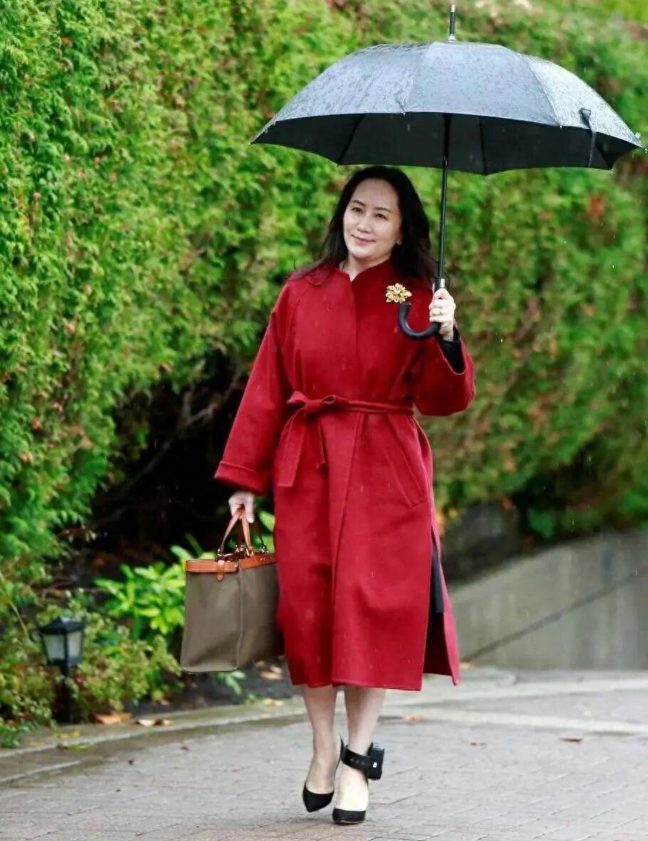 53岁的孟晚舟亲身示范:大衣不配打底裤、运动鞋,到老都没大妈感 - 知乎