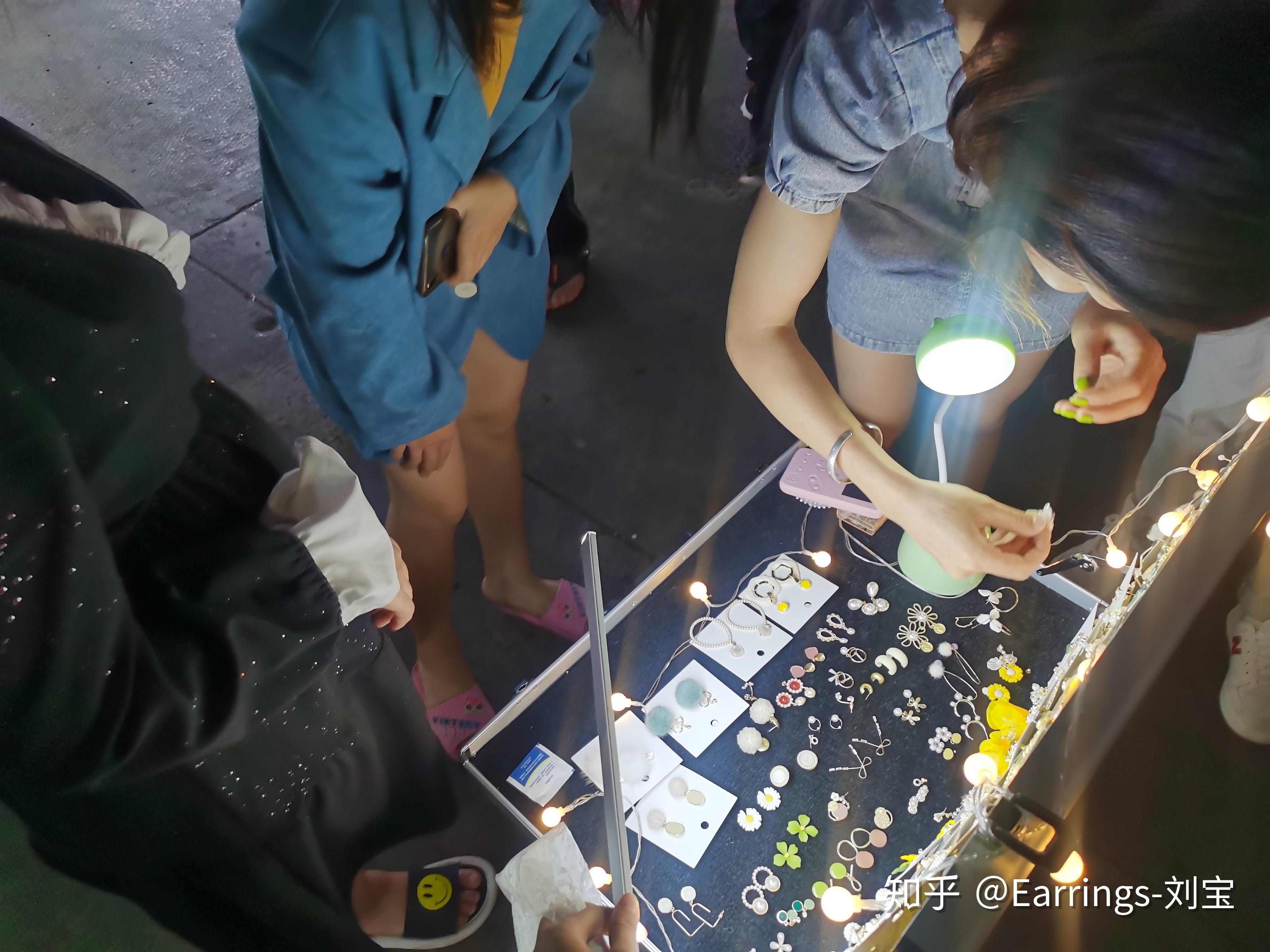 摆地摊卖饰品真的可以赚到钱吗