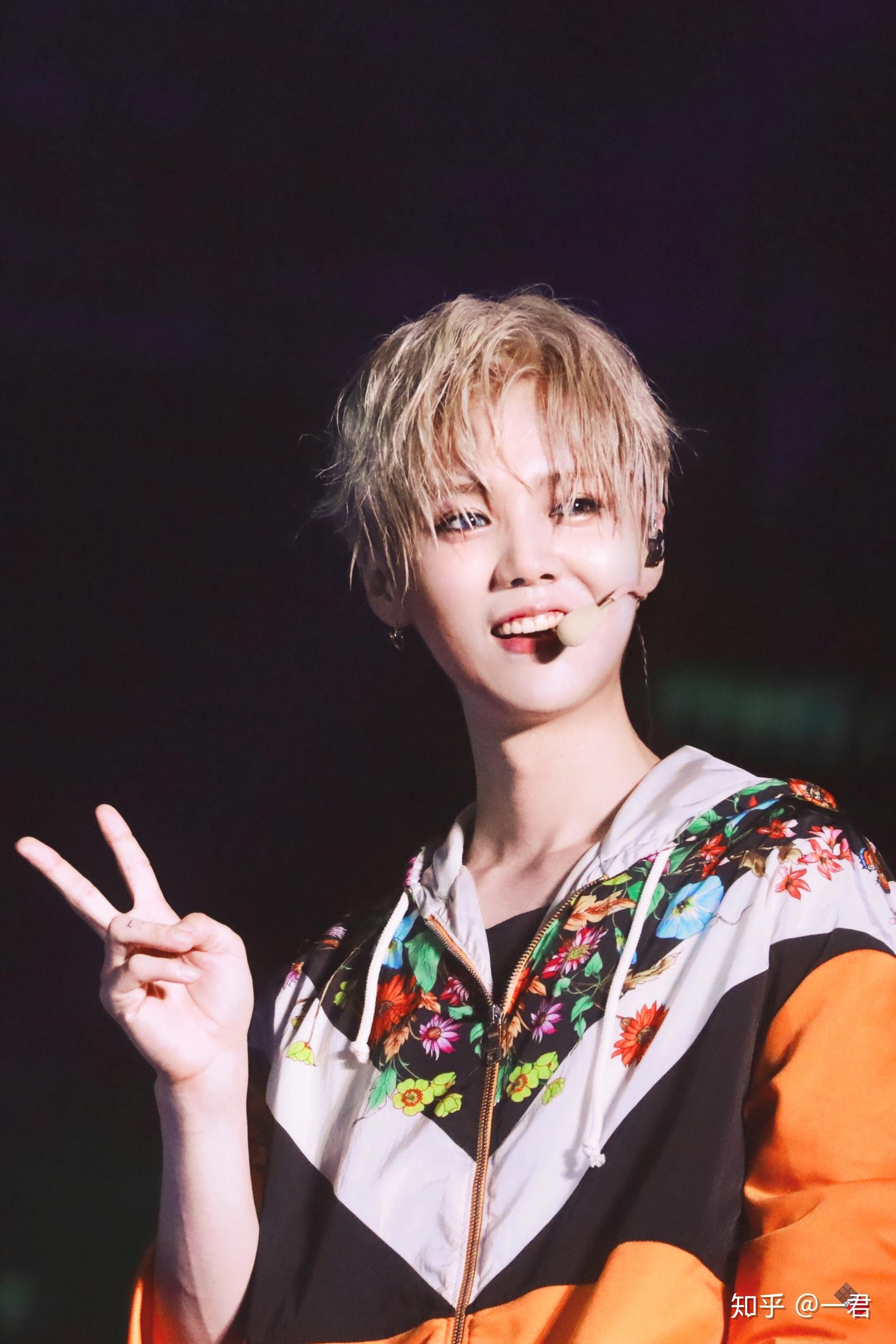 有没有鹿晗比心的照片分享呀