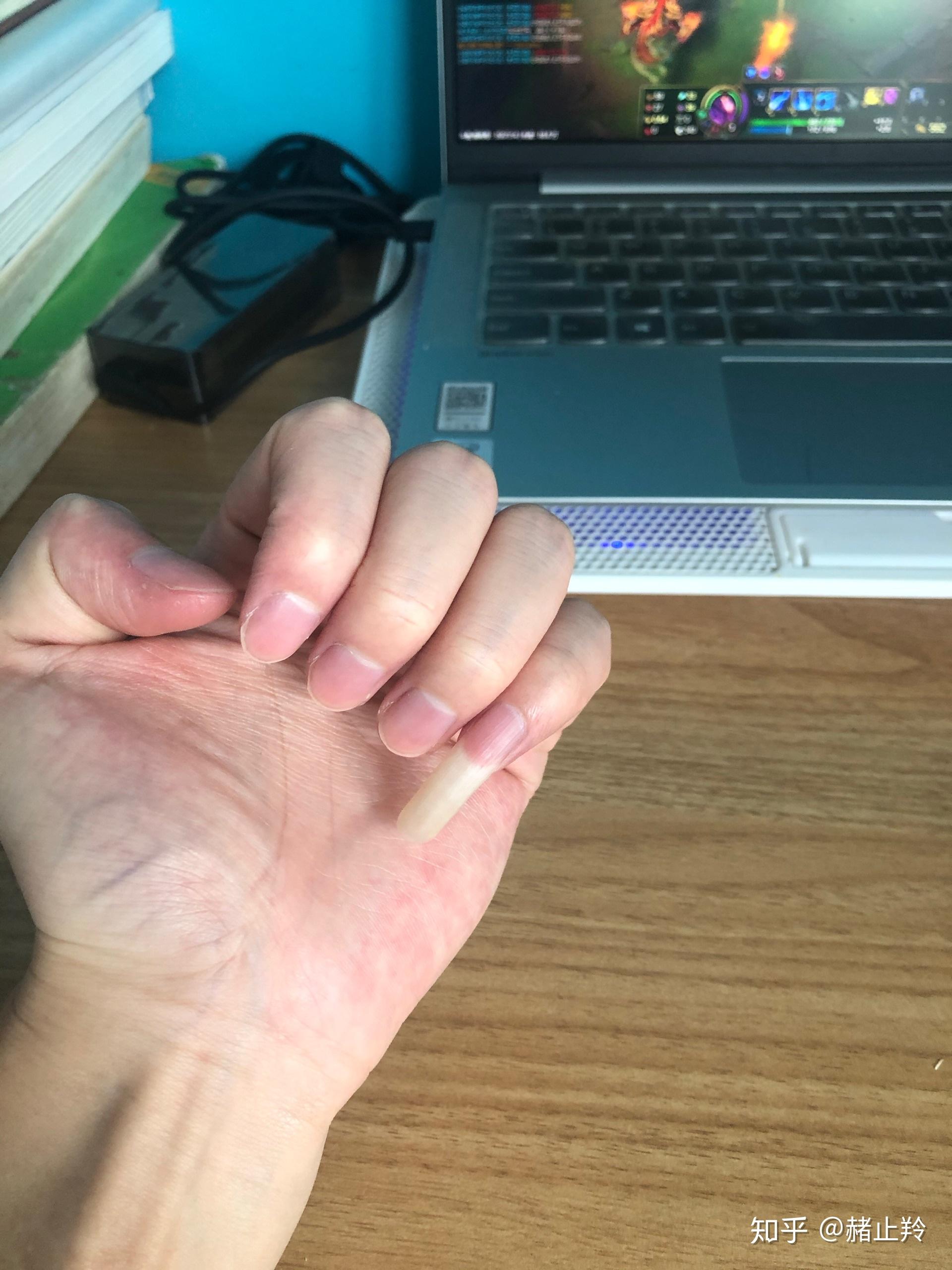 怎样看待男生留长指甲