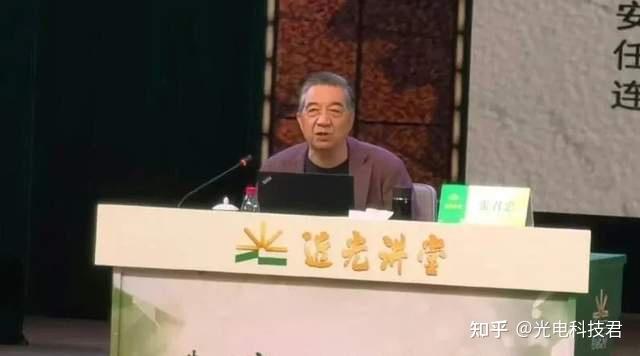 局座张召忠罕见公开露面,一头白发给大家讲抗战历史,他会复出? - 知乎
