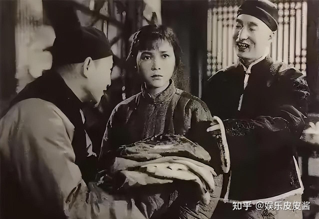 97岁田华被众星拜访,家中环境简陋,墙上挂满照片,身体依旧硬朗 - 知乎
