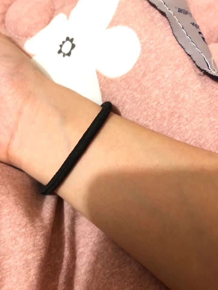 为什么说"女孩子的手腕上系着黑色头绳容易让人产生好感"?