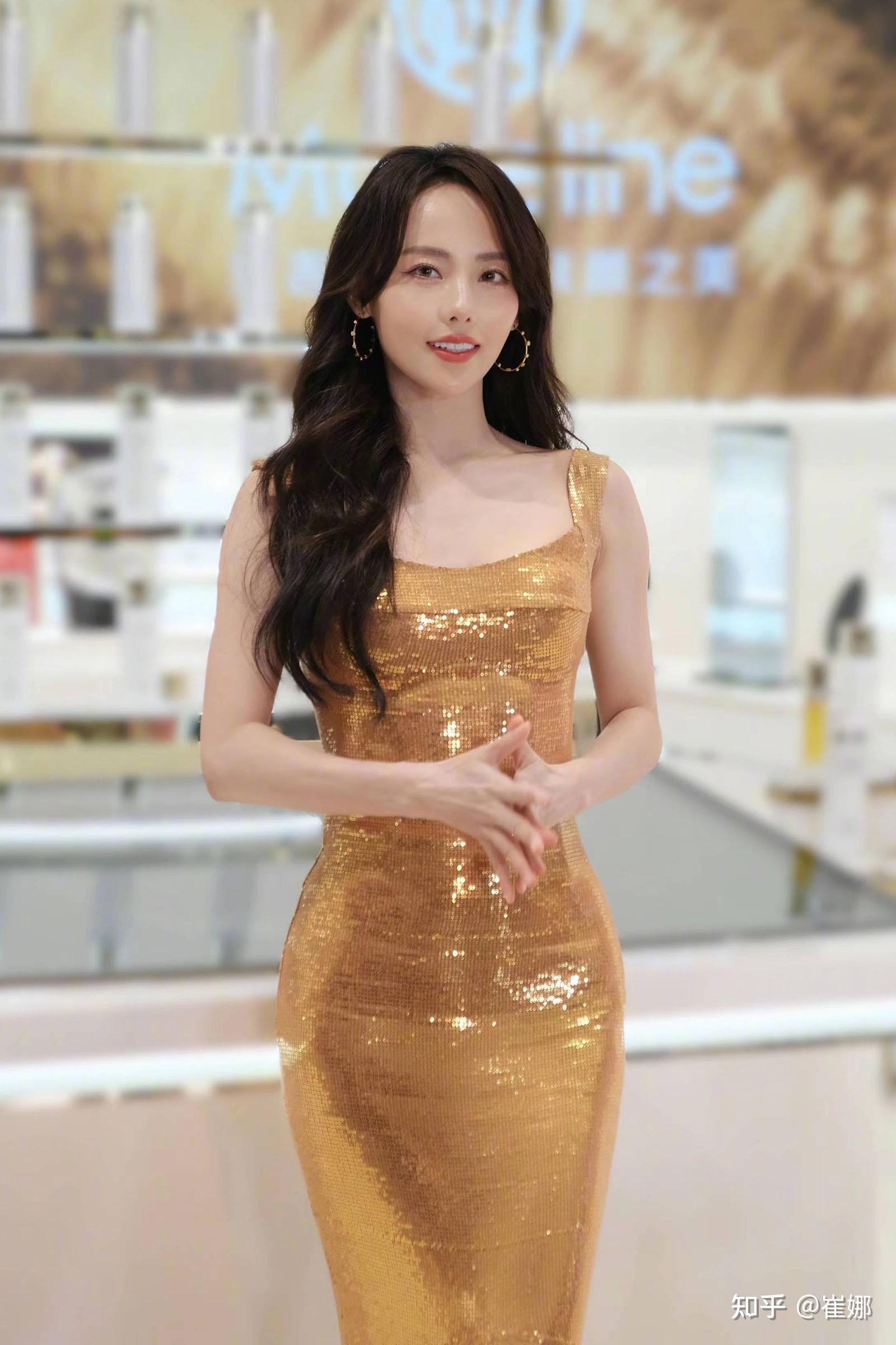 如何评价张嘉倪身穿鎏金鱼尾裙出席活动网友质疑其垫假屁股