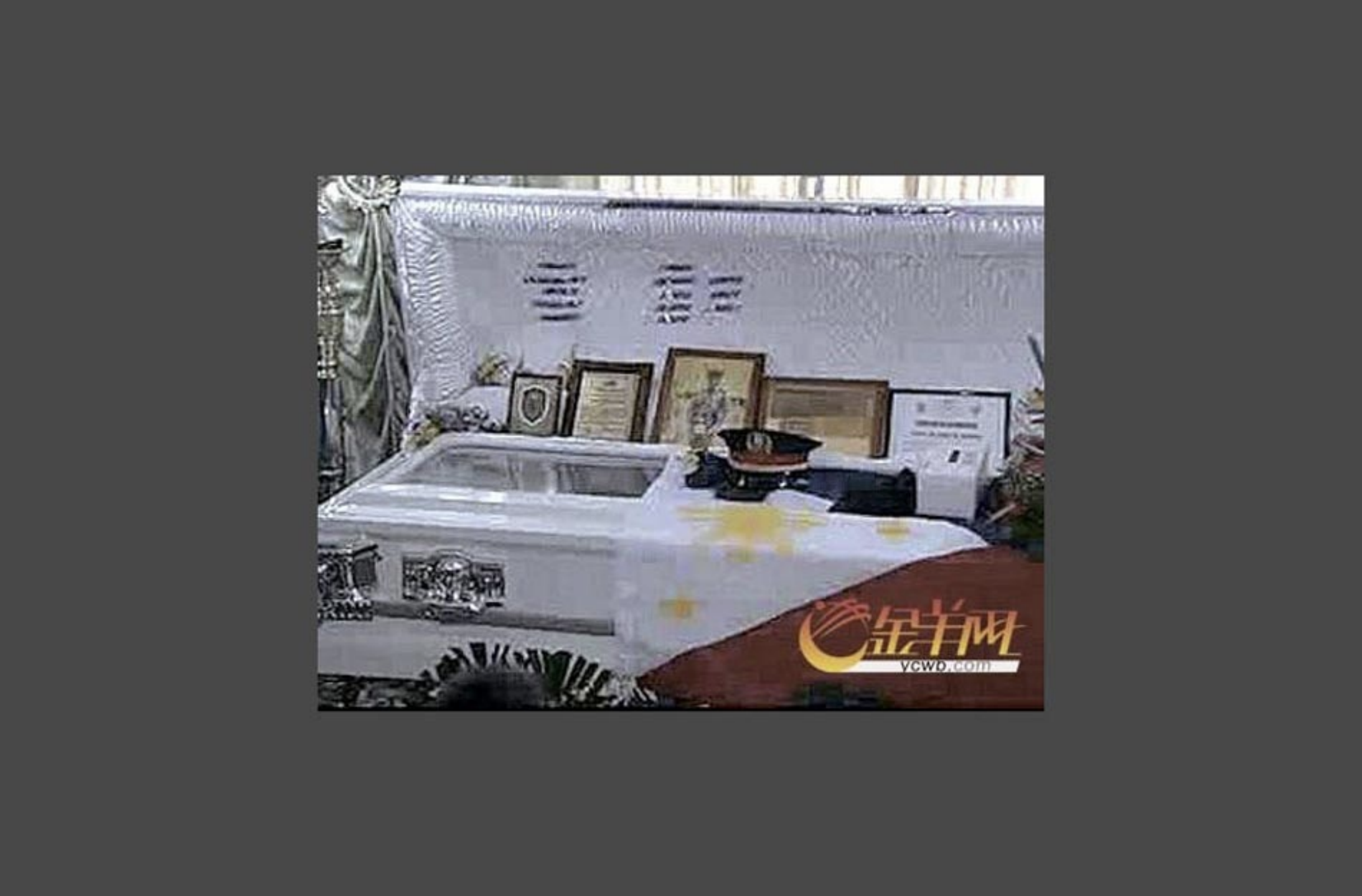 （菲律宾电视新闻截图显示，门多萨的棺木上覆盖着菲国旗）
