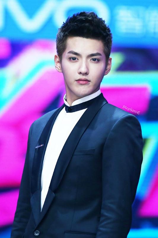 加拿大籍吴亦凡,西装穿出了"小鲜肉"的清新感,魅力值很高