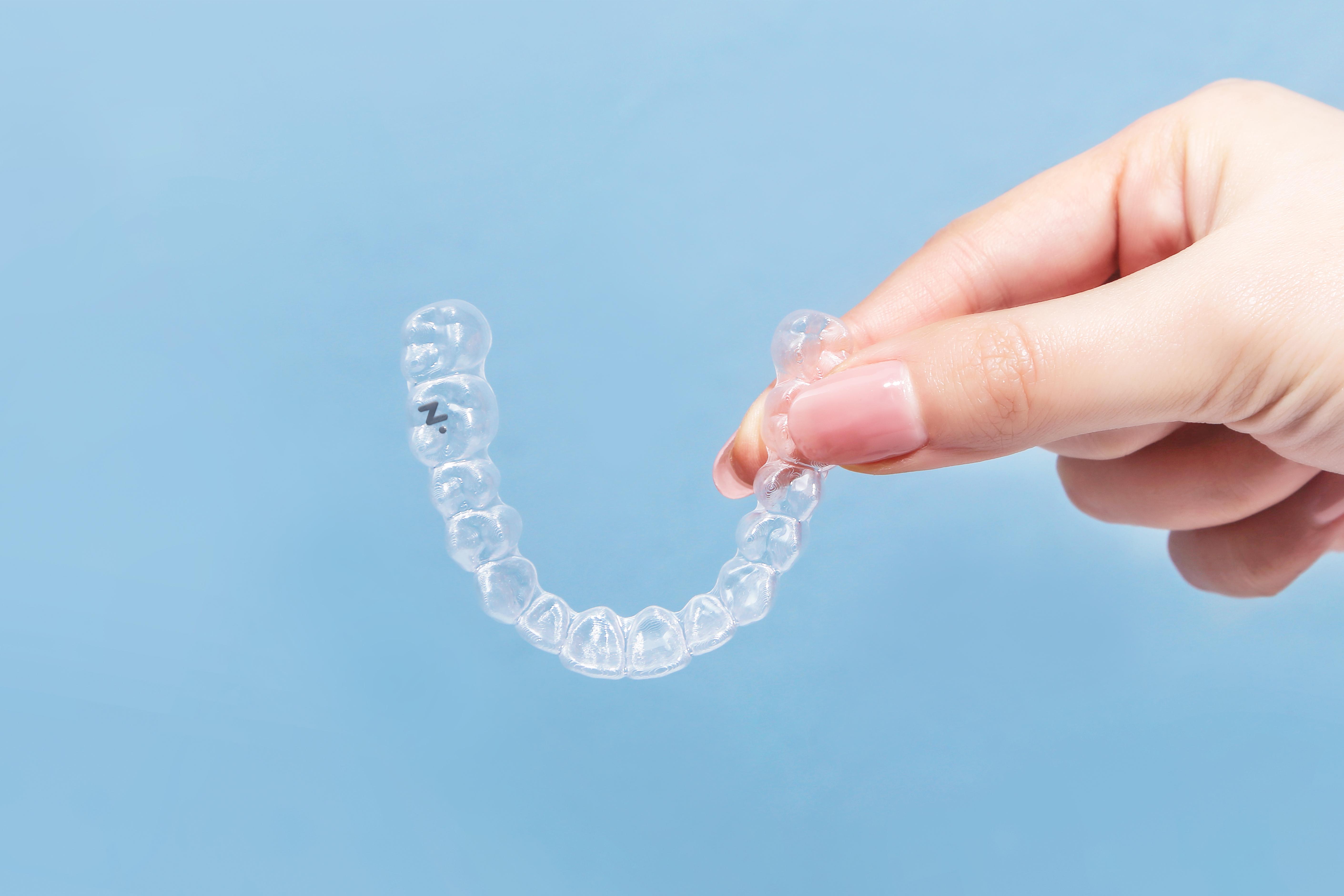 隐形牙套为什么可以咬胶不能吃饭