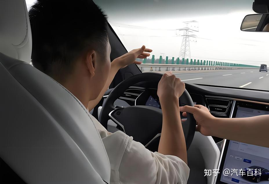 开车时“副驾驶”的作用是什么？交警：有关驾驶安全，可别啥事不管 - 知乎