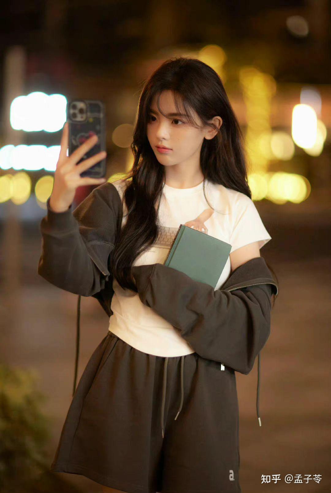 如何看待杨超越和陈意涵俩人始终是"好朋友",今年俩人还穿同款t恤直播
