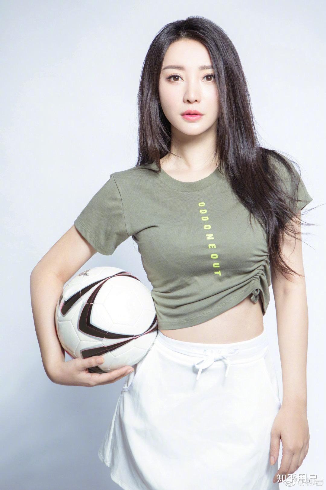 大胸妹子夏季如何穿搭