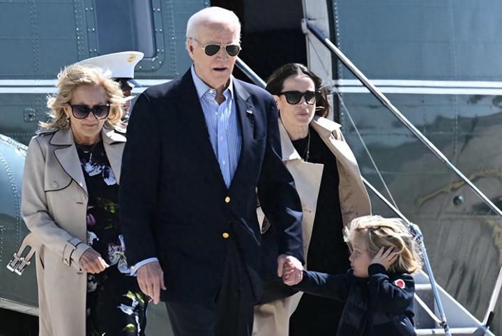 拜登全家出去过周末牵着3岁小孙子很有爱第一千金穿风衣美翻