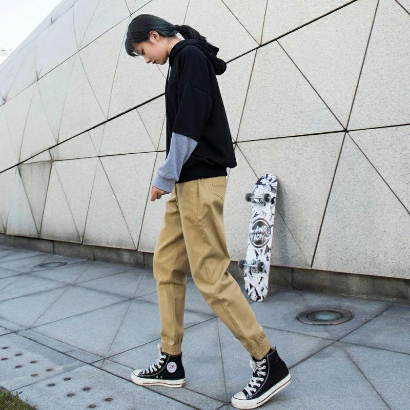 女生军绿色工装裤黑色高帮帆布鞋搭配什么上衣好看