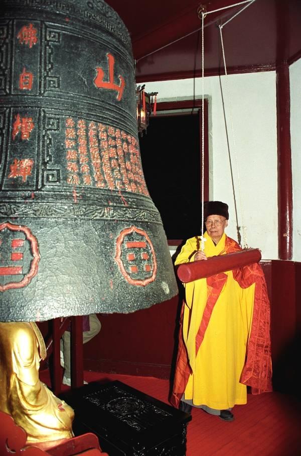 和尚半夜也敲钟吗？寒山寺“夜半钟声到客船”敲的是什么钟？ - 知乎