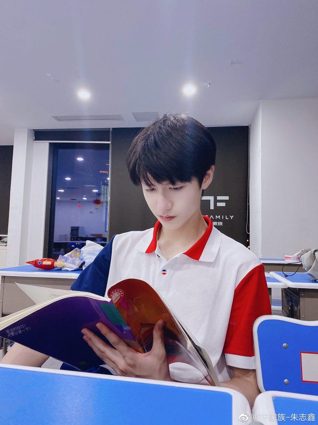 重庆七中的校草朱志鑫长得多好看