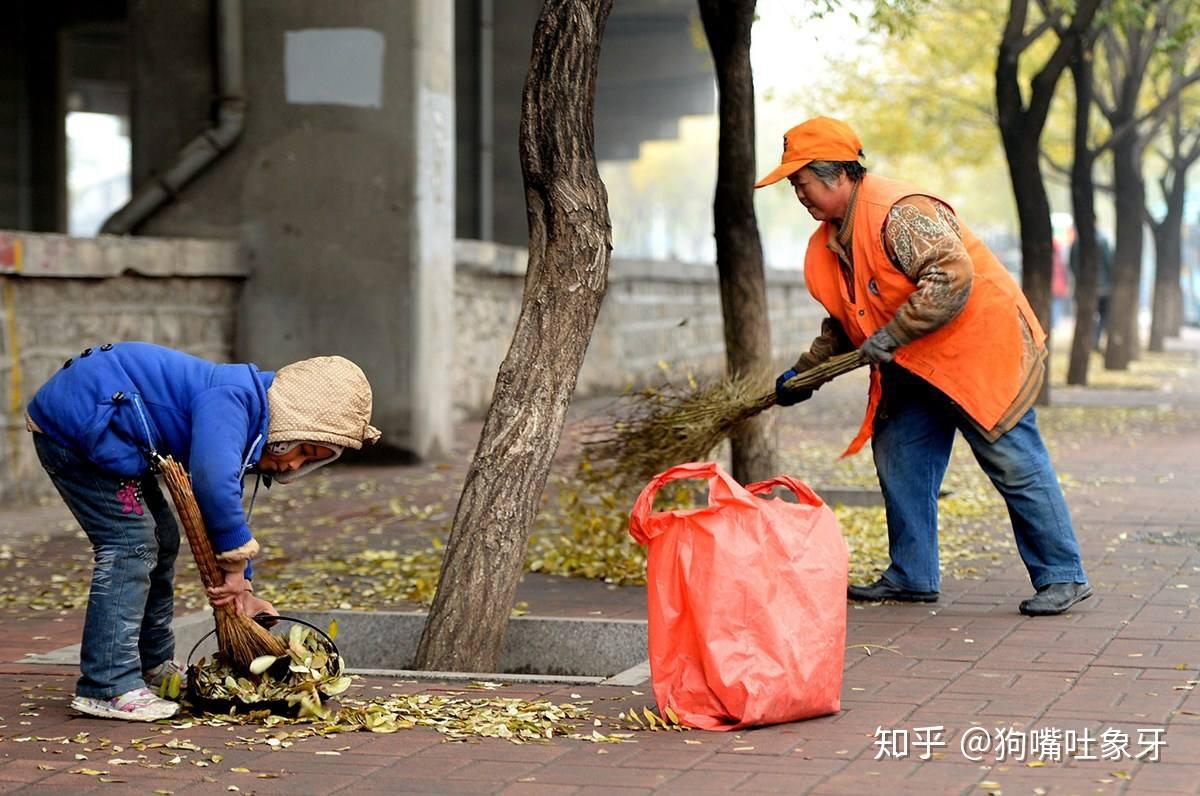 环卫工人来扫地,他先骂我然后和他理论,不小心把她