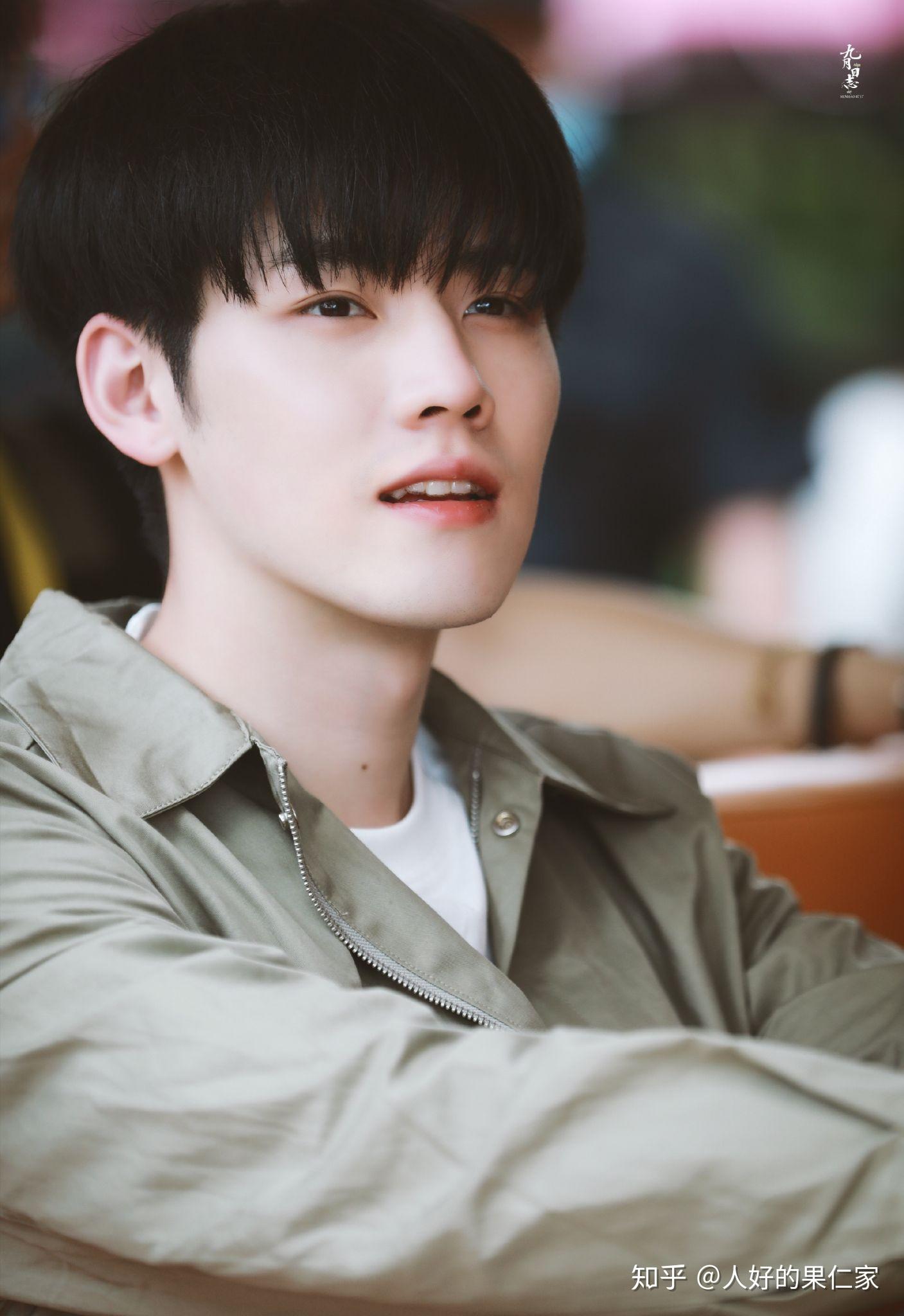 任豪真是看什么都有种深情的感觉想收集关于任豪深情眼神的照片