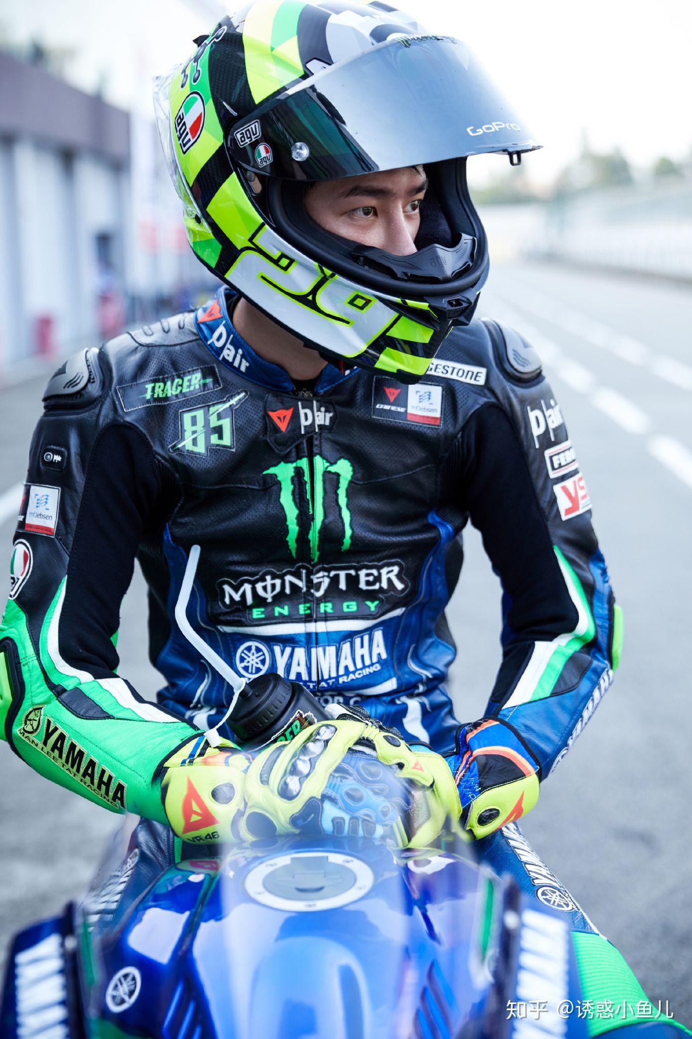 如何看待王一博参加摩托车比赛摔倒一事