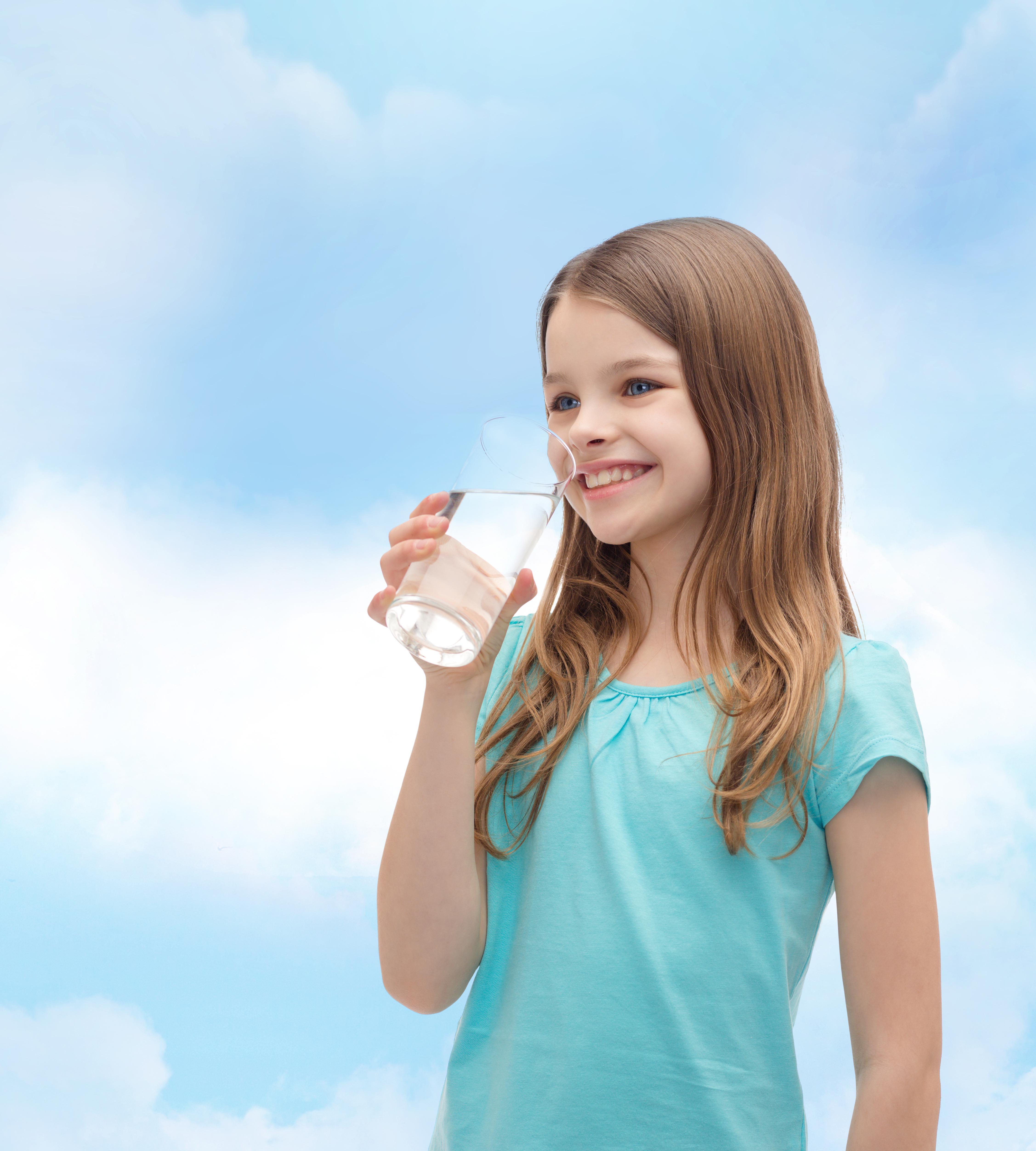 口渴的年轻女子手持酒杯饮用矿泉水的概念照片摄影图片_ID:353441276-Veer图库