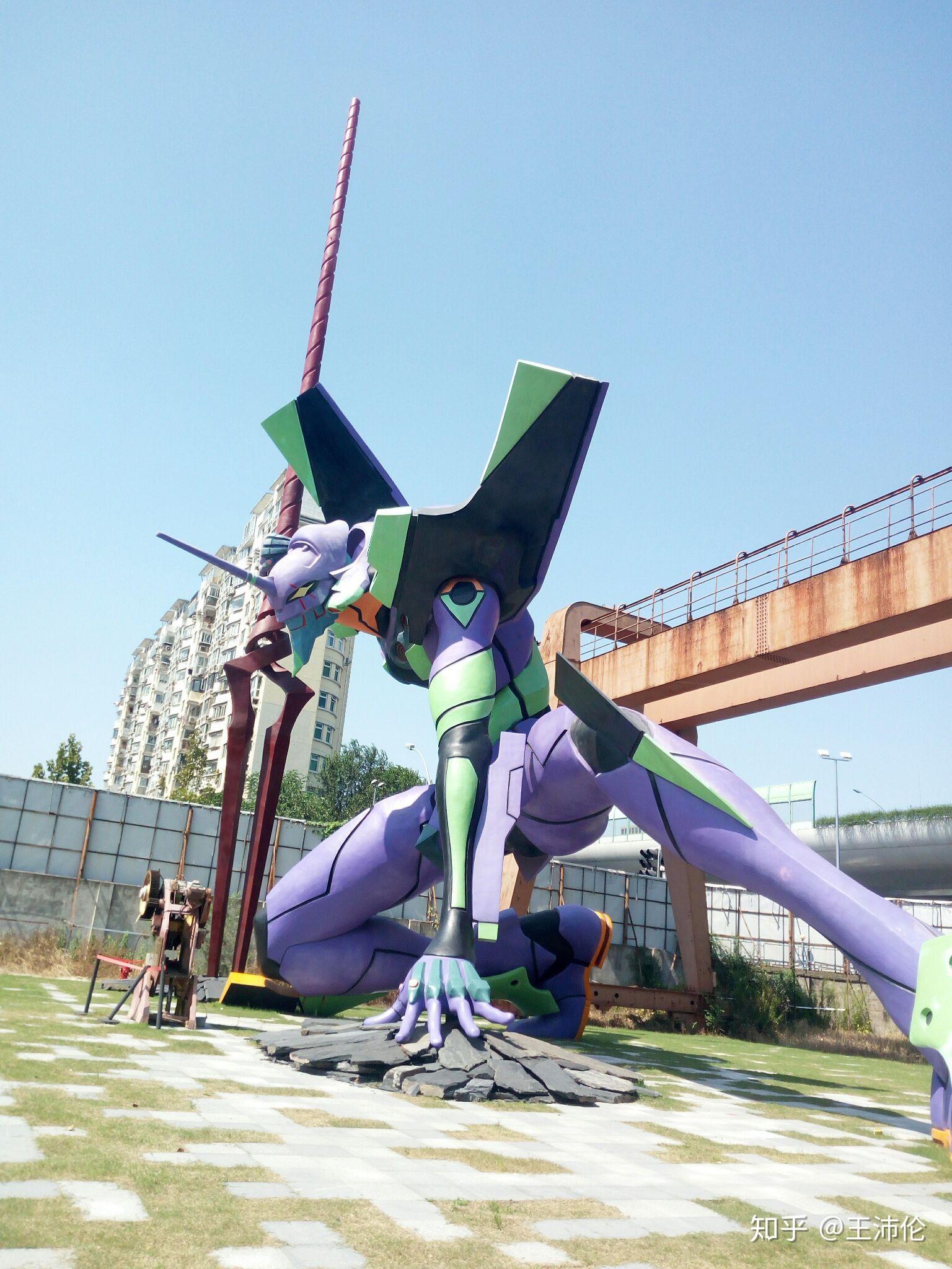 近距离观看上海新业坊25米eva初号机雕塑是一种什么样的体验?
