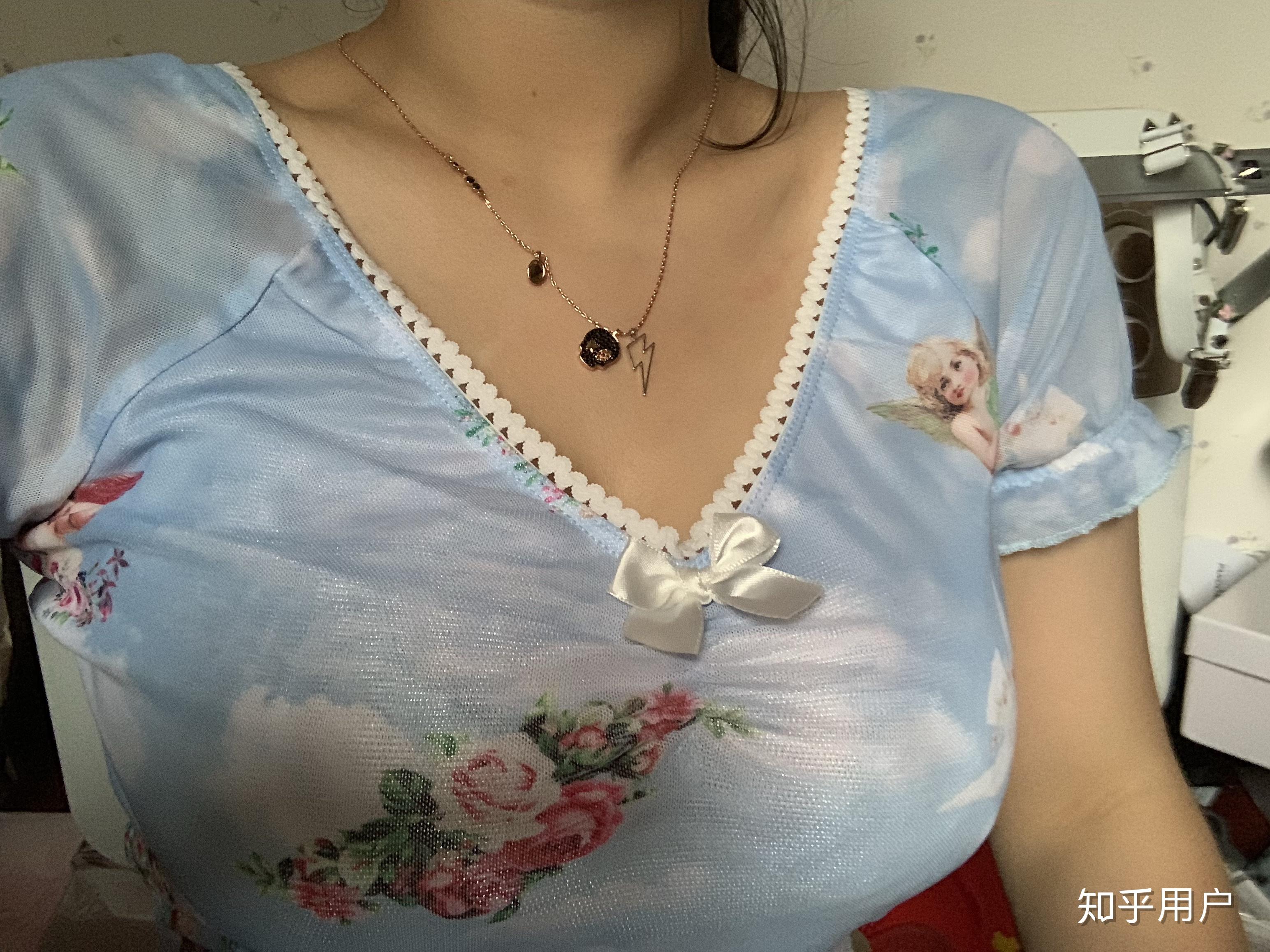个子矮155158胸大肩宽的女生衣服怎么搭配风格