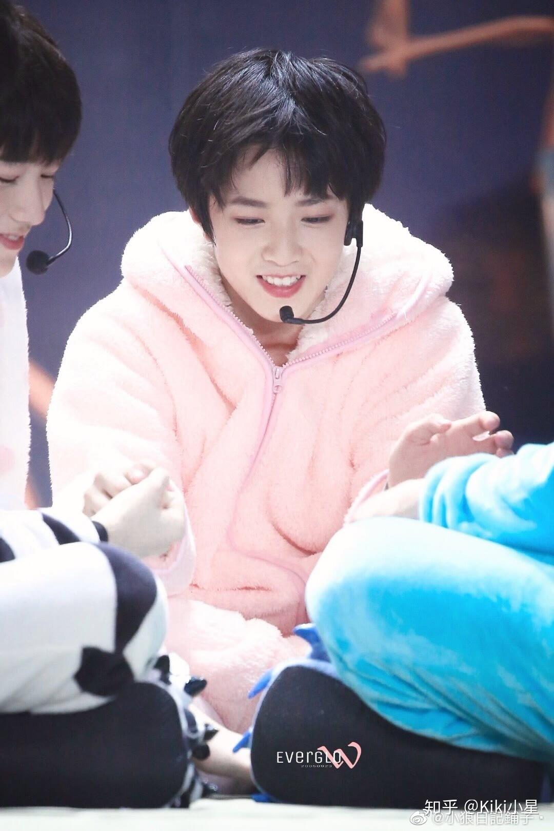 有没有刘耀文从小到大的照片? - 知乎